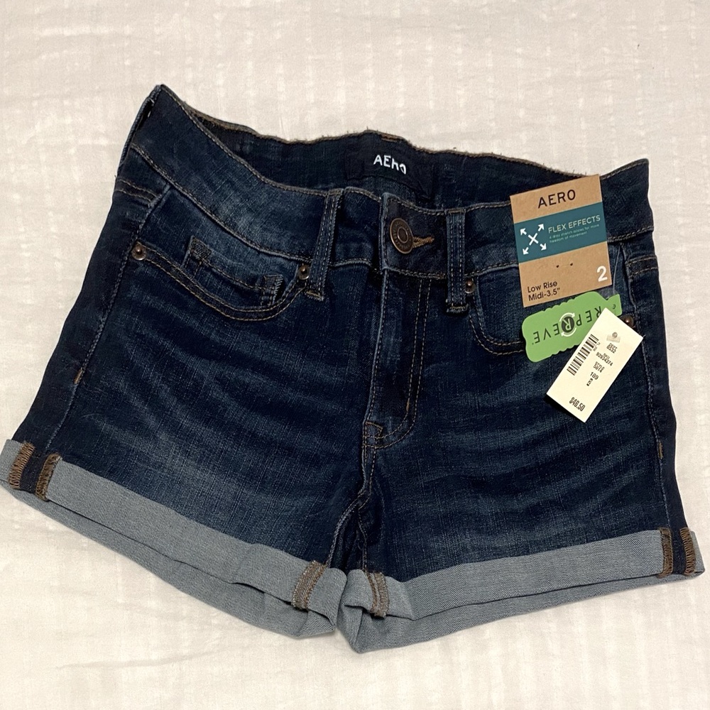 Low rise midi dark denim shorts, flexible